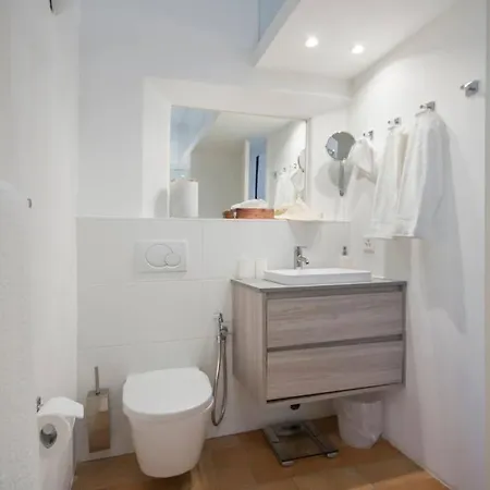 Cortiletto With Courtyard In Gandria Apartman Lugano
